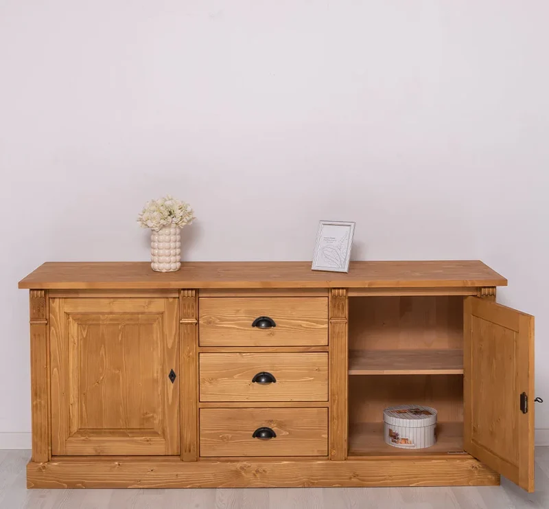 Dreitüriges Sideboard aus Massivholz im Landhausstil mit Ornamenten