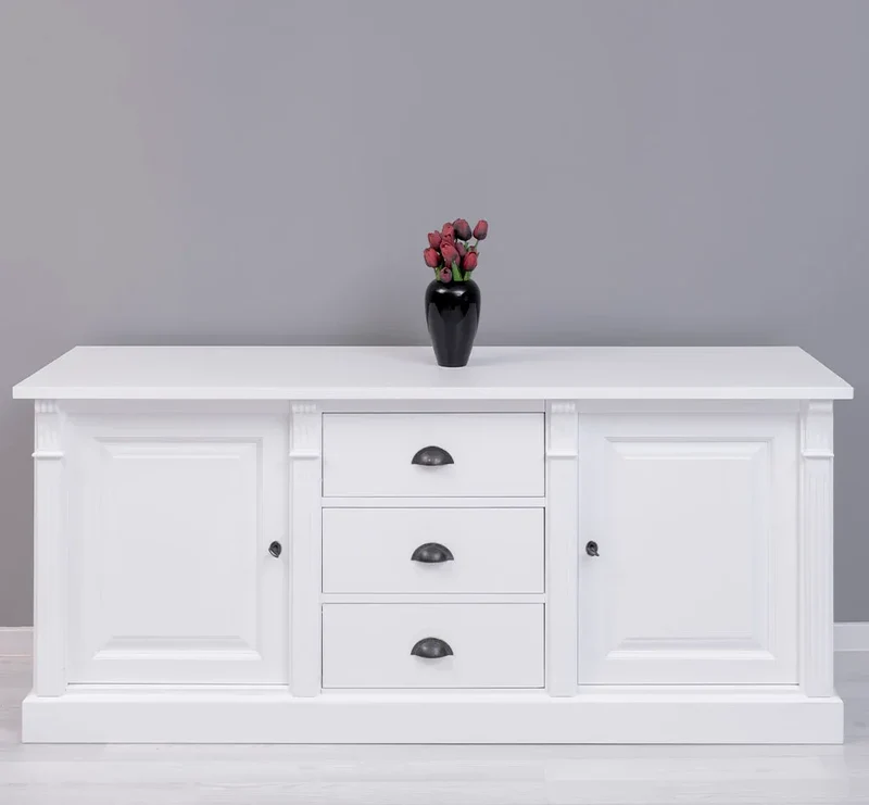 Dreitüriges Sideboard aus Massivholz im Landhausstil mit Ornamenten