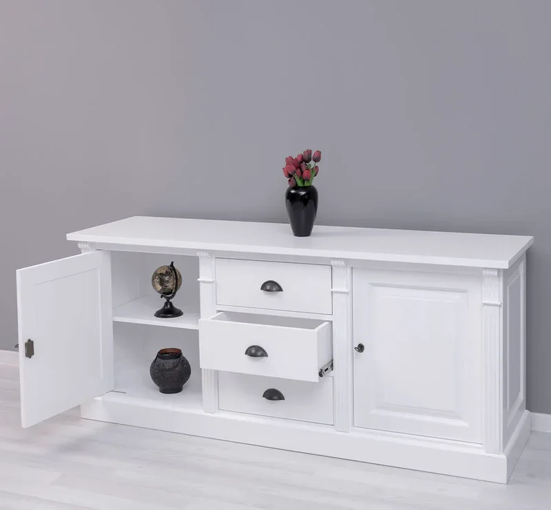 Dreitüriges Sideboard aus Massivholz im Landhausstil mit Ornamenten