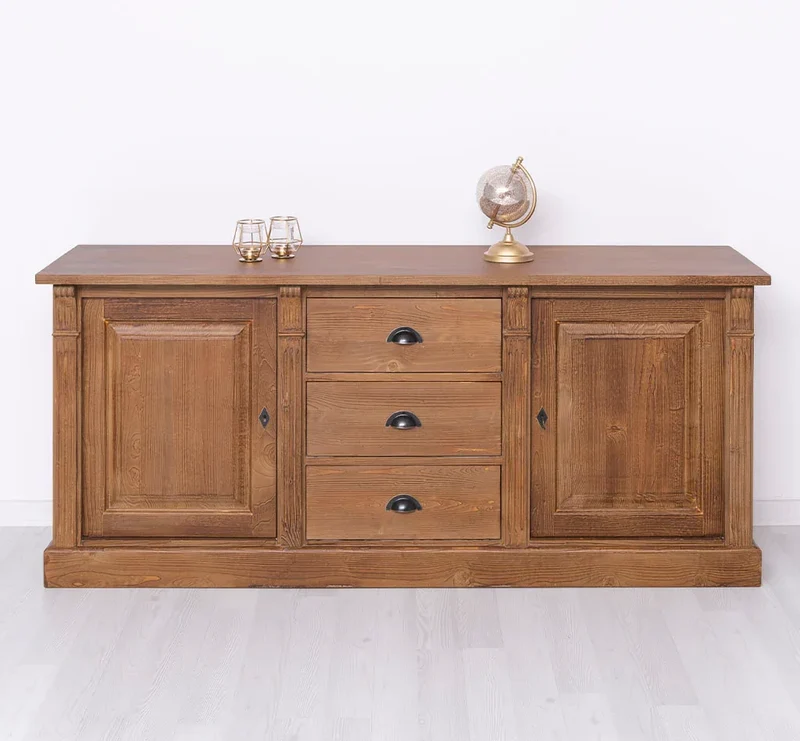Dreitüriges Sideboard aus Massivholz im Landhausstil mit Ornamenten