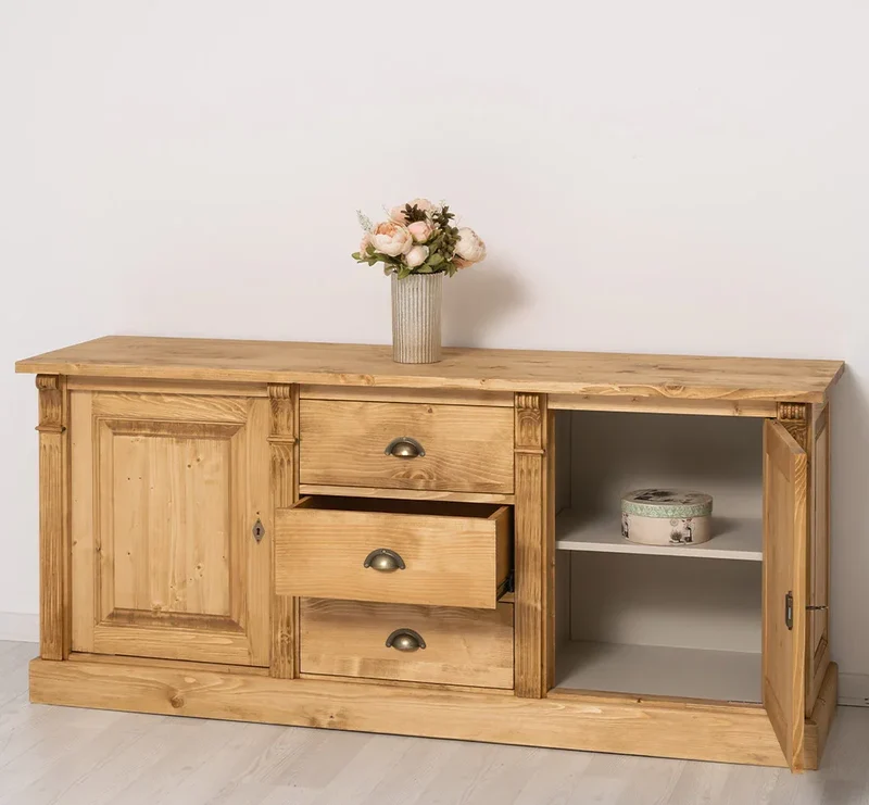 Dreitüriges Sideboard aus Massivholz im Landhausstil mit Ornamenten