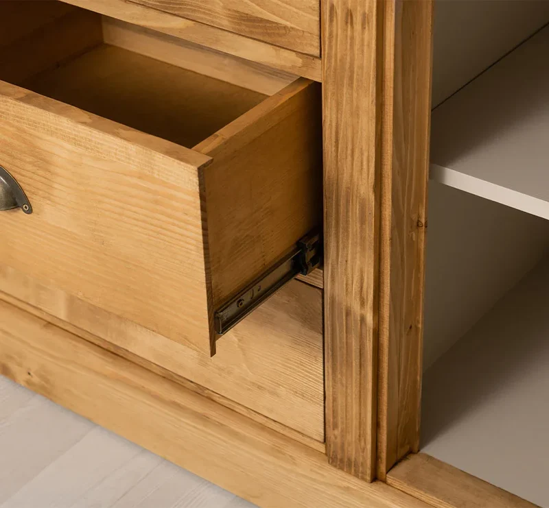 Dreitüriges Sideboard aus Massivholz im Landhausstil mit Ornamenten
