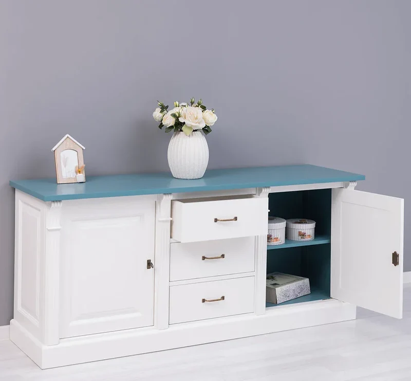 Dreitüriges Sideboard aus Massivholz im Landhausstil mit Ornamenten