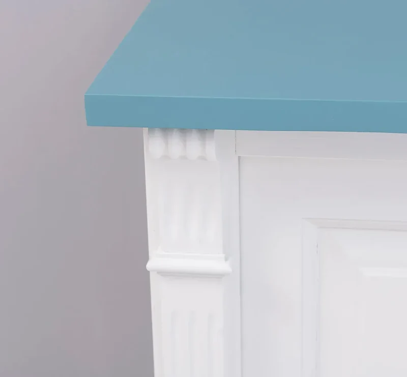 Dreitüriges Sideboard aus Massivholz im Landhausstil mit Ornamenten