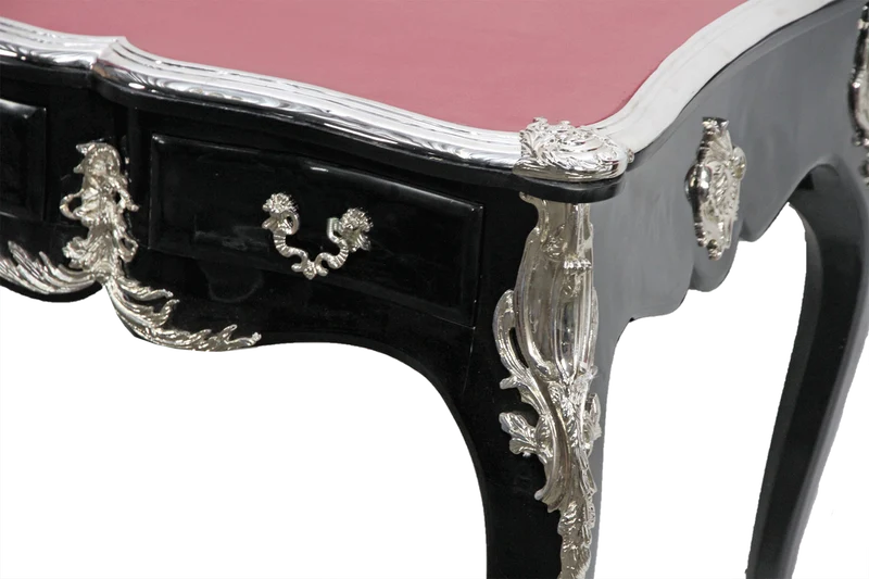 Casa Padrino Luxus Barock Schreibtisch mit 3 Schubladen und massiven Metallapplikation Schwarz / Silber / Bordeaux 141 x 65 x H. 80 cm - Barock Büromöbel Sekretär