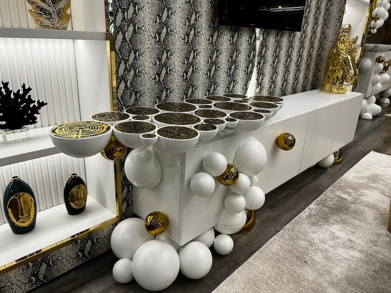 Casa Padrino Luxus Designer TV Schrank Weiß / Gold 250 x 35 x H. 60 cm - Massivholz Sideboard mit 4 Türen - Luxus Möbel - Hotel Möbel - Designer Möbel