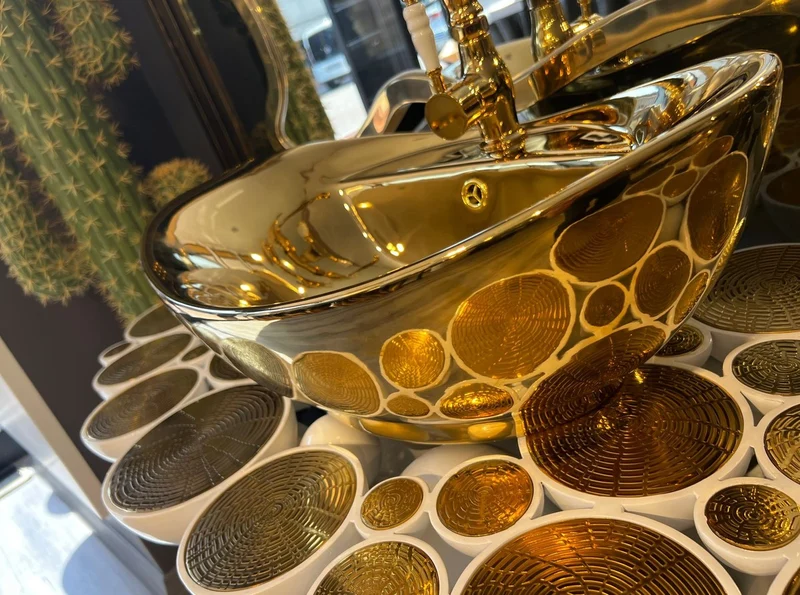 Casa Padrino Luxus Designer Badezimmer Set Weiß / Gold 150 x 58 x H. 70 cm - 1 Waschtisch mit Waschbecken und Armatur - Badezimmer Möbel - Luxus Möbel - Designer Möbel