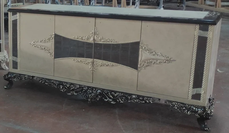 Casa Padrino Luxus Barock Sideboard Creme / Silber / Grau / Gold - Barockstil Massivholz Schrank mit 4 Türen - Luxus Möbel im Barockstil - Barock Möbel - Edel & Prunkvoll