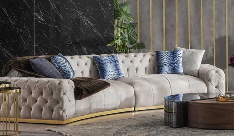 Casa Padrino Luxus Chesterfield Sofa Grau / Gold 380 x 100 x H. 72 cm - Gebogenes Wohnzimmer Sofa - Hotel Sofa - Wohnzimmer Möbel - Chesterfield Möbel - Luxus Möbel - Luxus Einrichtung