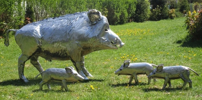 Casa Padrino Luxus Gartendeko Skulpturen Wildschwein mit 3 Frischlingen Silber - Edelstahl Gartendeko Figuren - Wetterbeständige Gartenfiguren