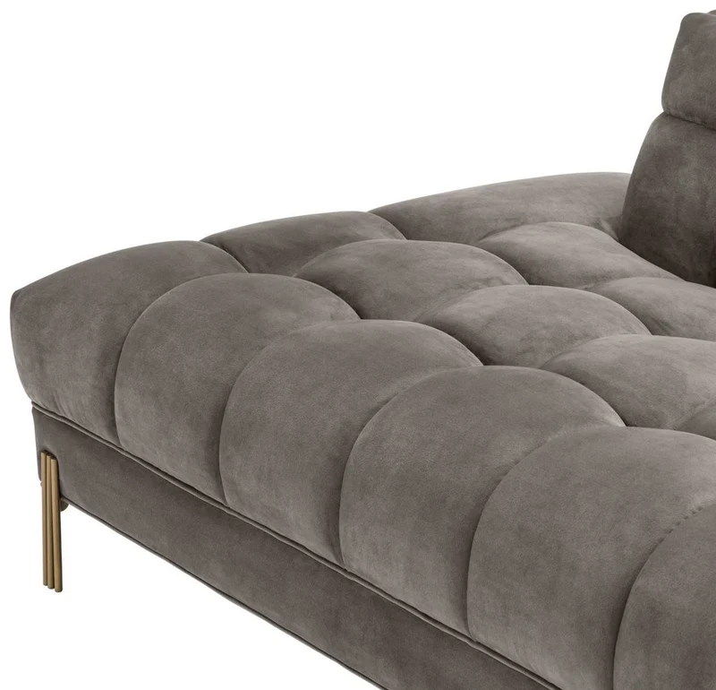 Casa Padrino Luxus Lounge Sofa Grau - Greige / Messingfarben 223 x 95 x H. 68 cm - Rechtsseitiges Wohnzimmer Sofa mit edlem Samtsoff und 2 Kissen