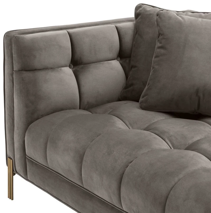 Casa Padrino Luxus Samt Sofa mit 4 Kissen Grau / Messingfarben 231 x 95 x H. 68 cm - Wohnzimmer Sofa - Luxus Qualität