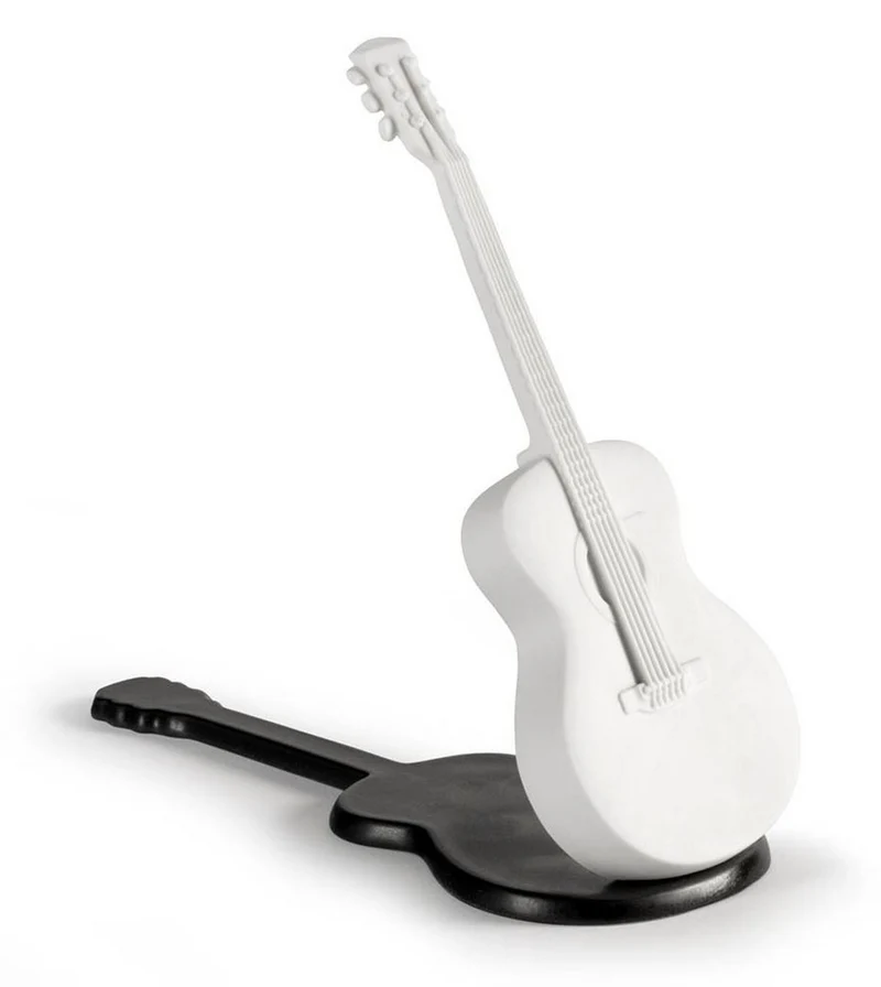 Casa Padrino Luxus Porzellan Akustische Gitarre Weiß / Schwarz 20 x H. 18 cm - Handgefertigte Wohnzimmer Deko Skulptur