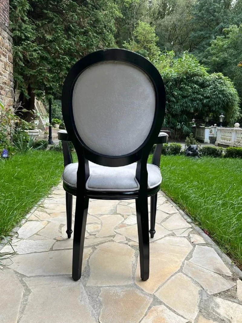 Casa Padrino Luxus Barock Esszimmer Stuhl Grau / Schwarz - Handgefertigter Antik Stil Stuhl mit Armlehnen und edlem Samtstoff - Esszimmer Möbel im Barockstil