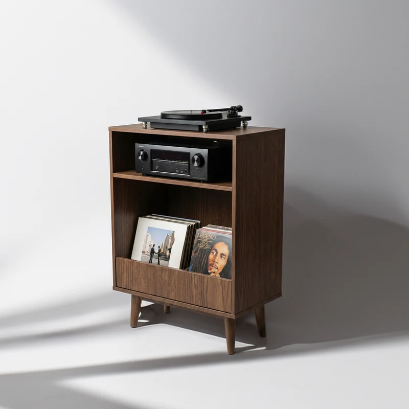 GRAM – Sideboard für einen Plattenspieler