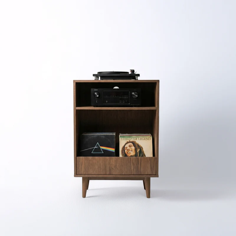 GRAM – Sideboard für einen Plattenspieler