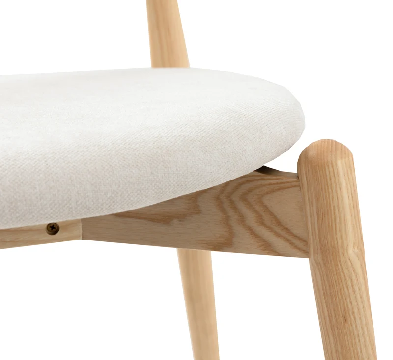 Holzstuhl für das Esszimmer Perally mit pflegeleichtem Stoff in cremefarbenem Chenille/Natur-Eiche