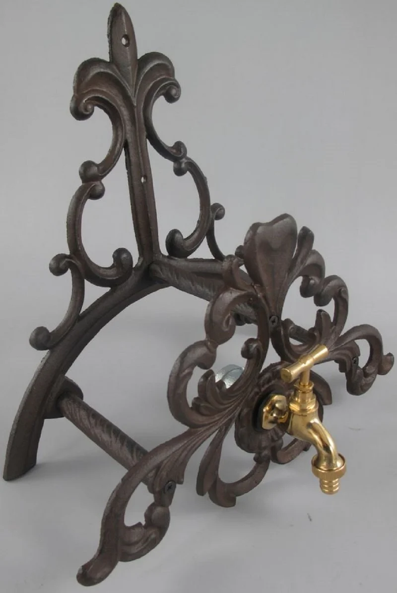 Casa Padrino Jugendstil Gartenschlauch Wandhalter mit Wasserhahn rustikal Braun 35 x 21 x H. 35 cm - Garten Accessoires