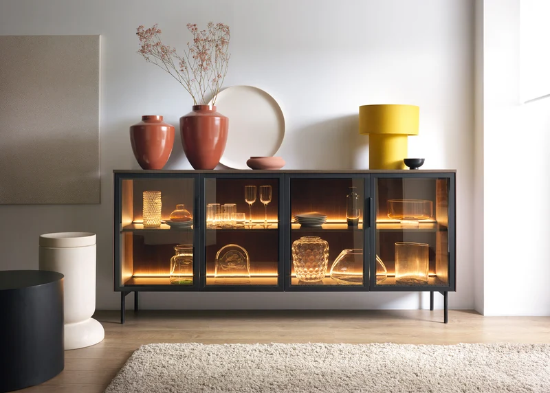 Vierteilige Glaskommode Lumi mit Beleuchtung, 181 cm, Eiche Dunin