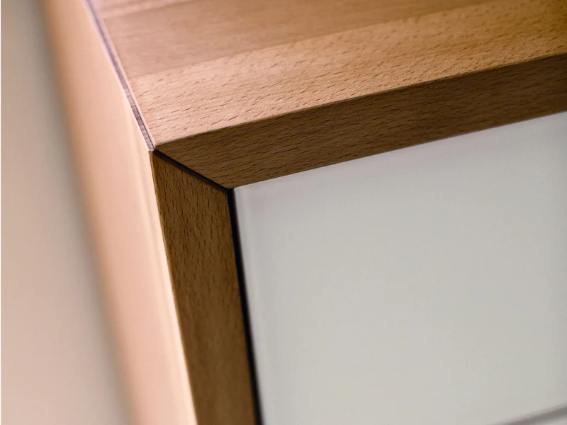 Kommode Lunetto - Leichtigkeit durch Holz und Farbglas