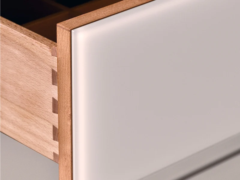 Kommode Lunetto - Leichtigkeit durch Holz und Farbglas