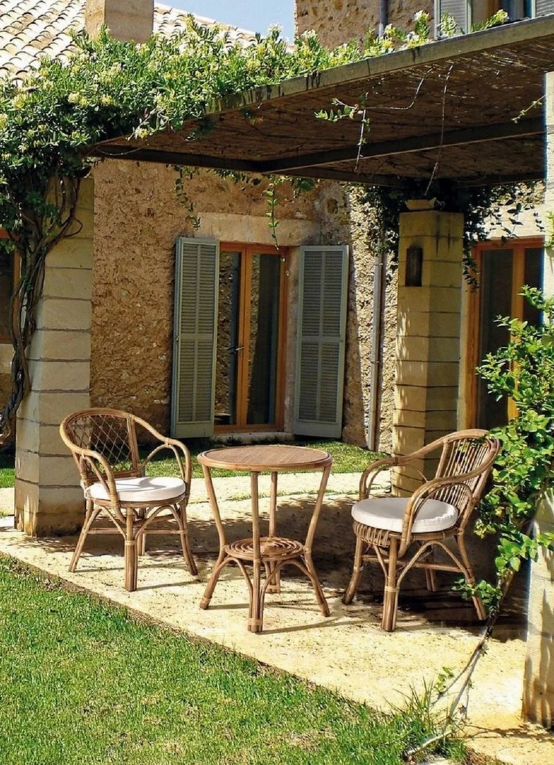 Casa Padrino Luxus Gartenstuhl 4er Set Naturfarben / Weiß 57 x 61 x H. 80 cm - Rattan Stühle mit Armlehnen und Sitzkissen - Moderne Rattan Garten & Terrassen Möbel