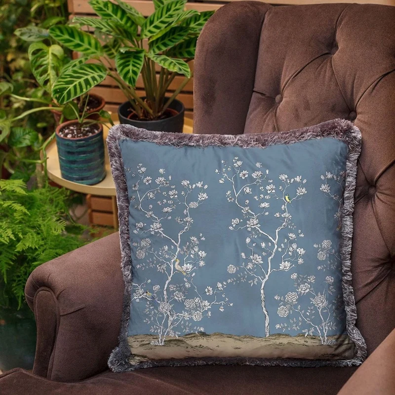 Casa Padrino Luxus Deko Kissen Sträucher mit Blumen & Vögel Blau / Mehrfarbig / Grau 45 x 45 cm - Bedrucktes Samt Kissen mit Fransen - Luxus Deko Accessoires