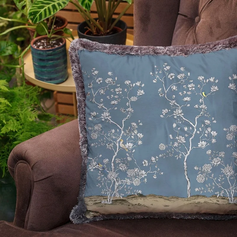 Casa Padrino Luxus Deko Kissen Sträucher mit Blumen & Vögel Blau / Mehrfarbig / Grau 45 x 45 cm - Bedrucktes Samt Kissen mit Fransen - Luxus Deko Accessoires