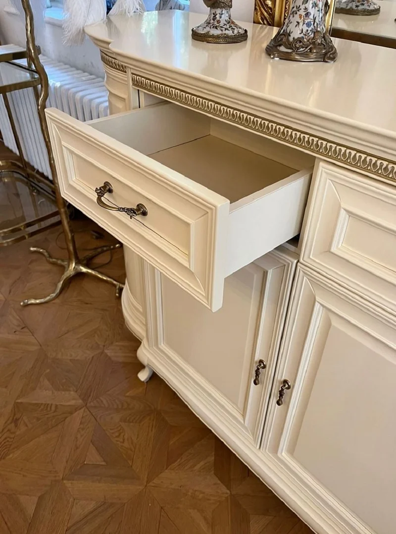 Casa Padrino Luxus Jugendstil Sideboard Creme / Antik Messing 176 x 57,5 x H. 111 cm - Eleganter Massivholz Schrank mit 4 Türen und 2 Schubladen - Barock & Jugendstil Möbel
