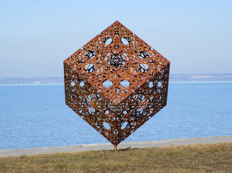 Casa Padrino Luxus Stahl Garten Skulptur Würfel Rostfarben 150 x 130 x H. 170 cm - Handgefertigte Wetterbeständige Garten Dekoration - Luxus Kollektion