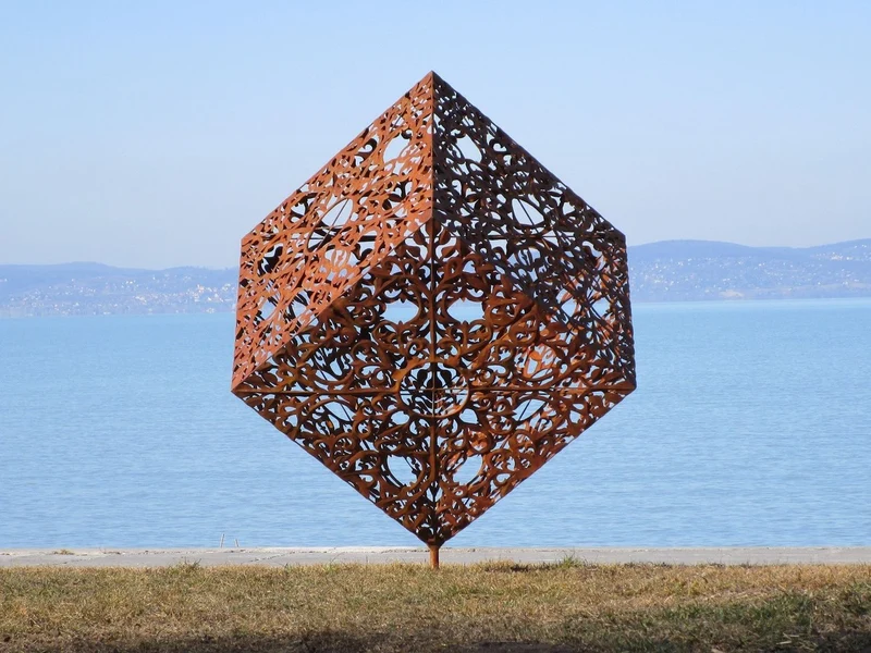 Casa Padrino Luxus Stahl Garten Skulptur Würfel Rostfarben 150 x 130 x H. 170 cm - Handgefertigte Wetterbeständige Garten Dekoration - Luxus Kollektion