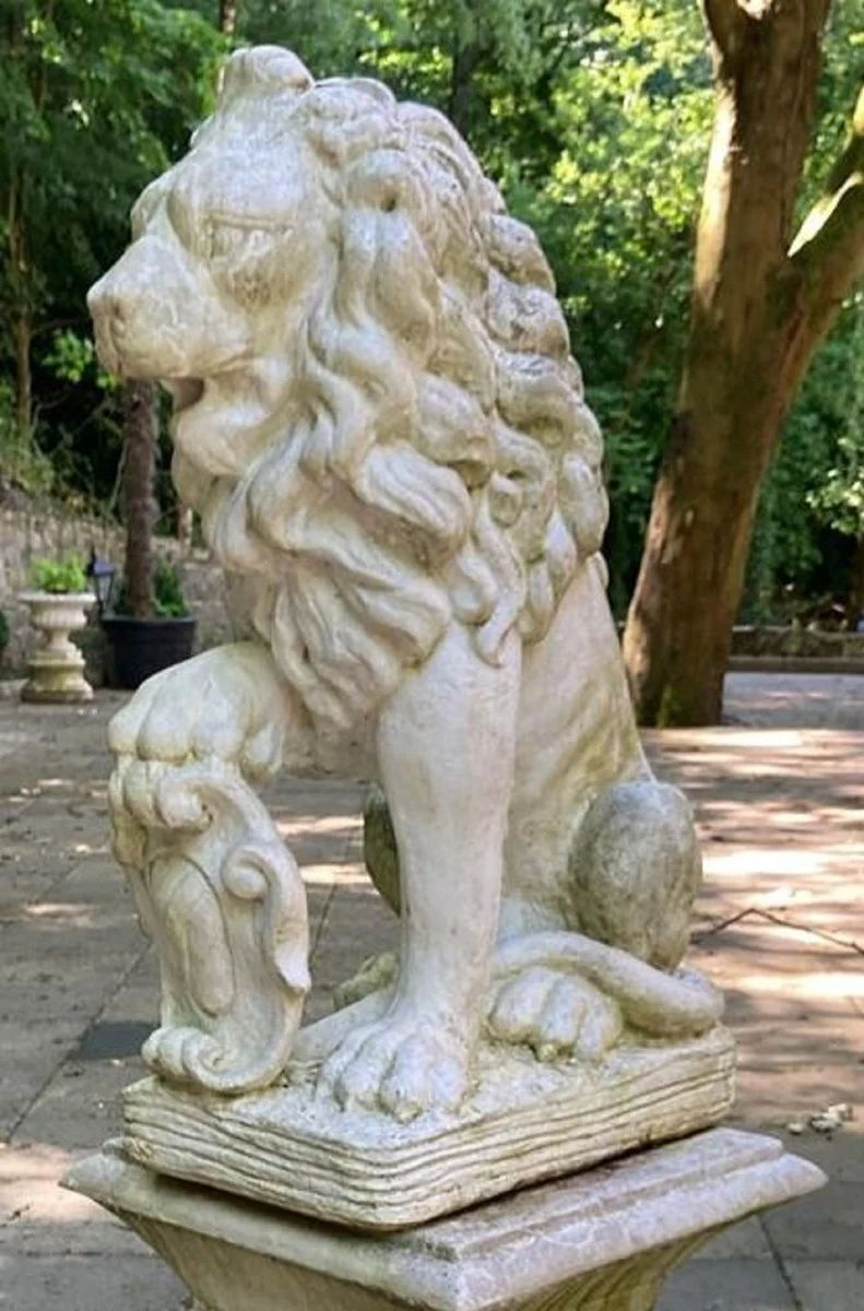 Casa Padrino Barock Garten Deko Skulptur Löwe Weiß 28 x 45 x H. 72 cm - Prunkvolle Garten Deko Figur - Barock Garten & Terrassen Deko Accessoires