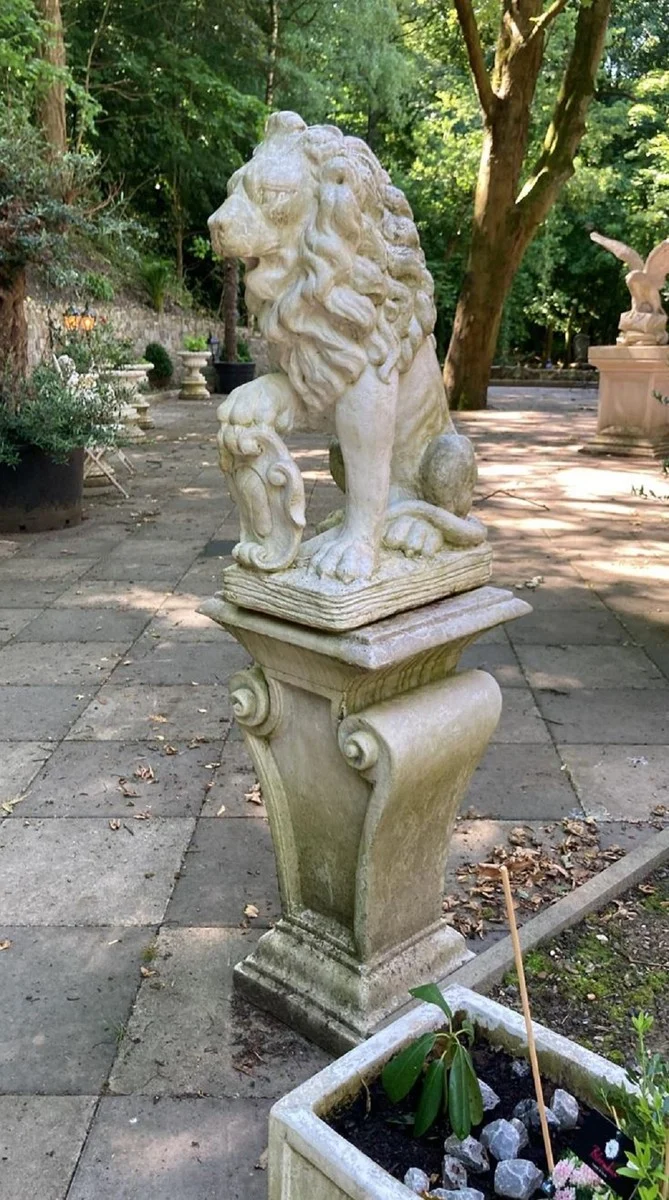 Casa Padrino Barock Garten Deko Skulptur Löwe Weiß 28 x 45 x H. 72 cm - Prunkvolle Garten Deko Figur - Barock Garten & Terrassen Deko Accessoires