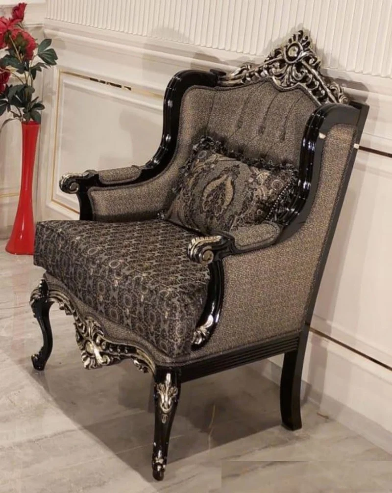 Casa Padrino Luxus Barock Wohnzimmer Sessel Grau / Schwarz / Gold - Prunkvoller Sessel mit elegantem Muster - Handgefertigte Barock Wohnzimmer Möbel
