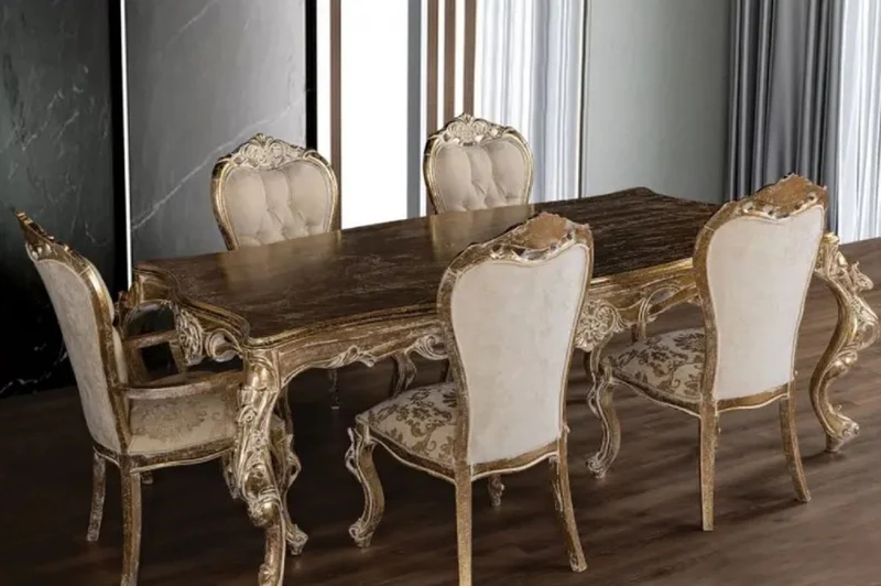 Casa Padrino Luxus Barock Esszimmer Set Beige / Gold / Antik Gold - 1 Barock Esstisch & 6 Barock Esszimmerstühle - Esszimmer Möbel im Barockstil - Edel & Prunkvoll