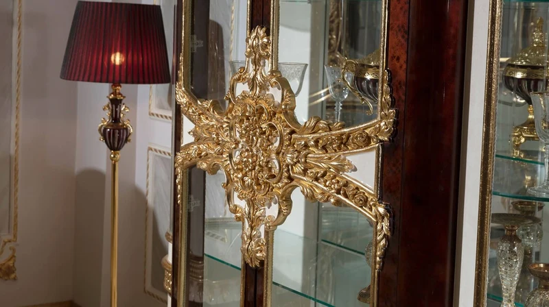 Casa Padrino Luxus Barock Vitrine Weiß / Braun / Gold - Prunkvoller Massivholz Vitrinenschrank mit 2 Glastüren - Barock Möbel - Edel & Prunkvoll
