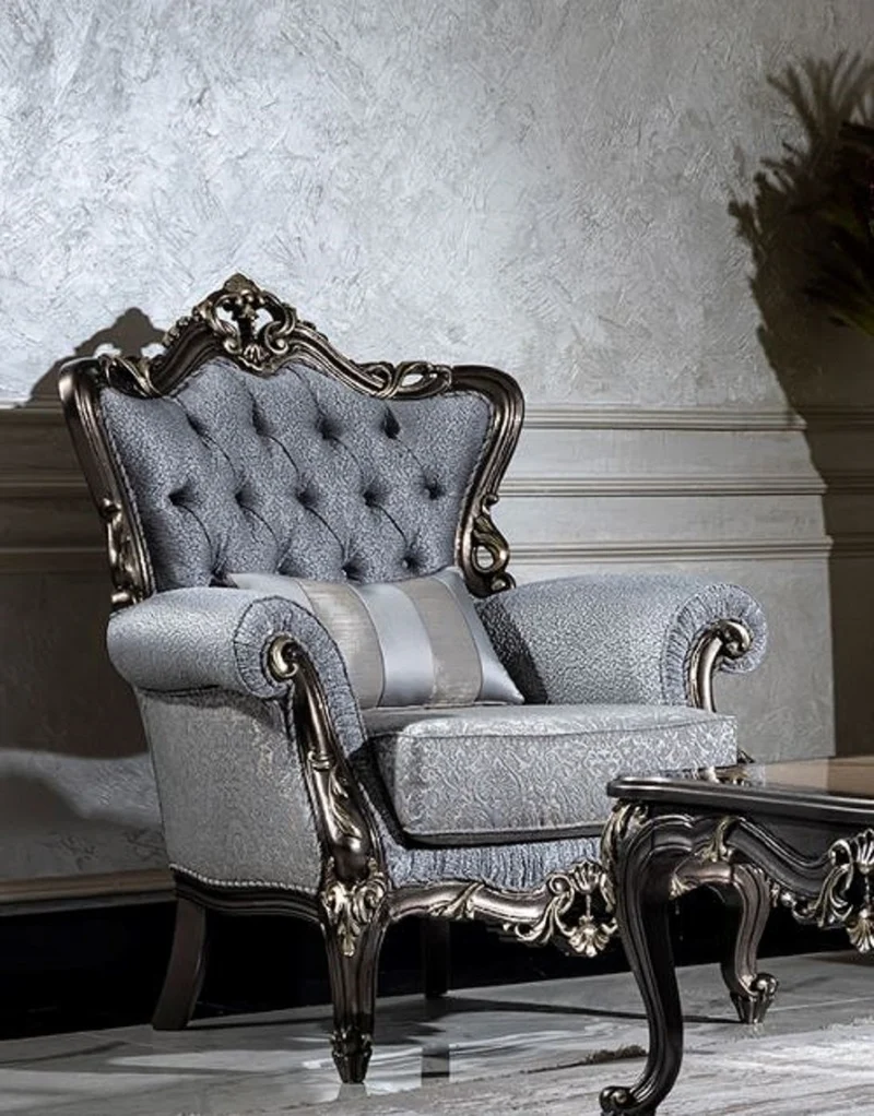 Casa Padrino Luxus Barock Sessel Hellblau / Grau / Dunkelgrau / Gold - Eleganter Wohnzimmer Sessel mit Muster und dekorativem Kissen - Barock Wohnzimmer Möbel