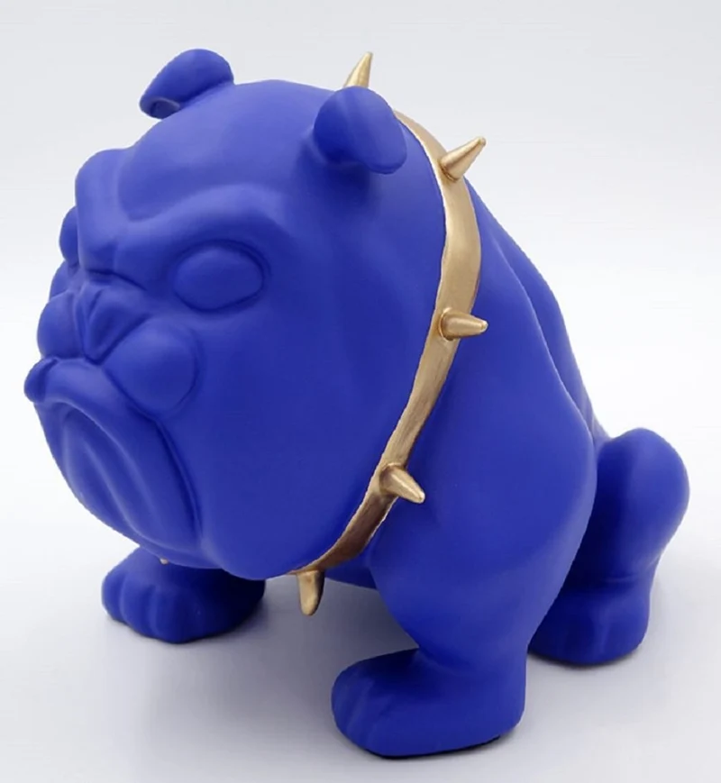 Casa Padrino Luxus Deko Figur Hund Bulldogge mit Halskette Blau / Gold H. 55 cm - Kunstharz Deko Skulptur - Wohnzimmer Deko - Luxus Deko Tierfigur
