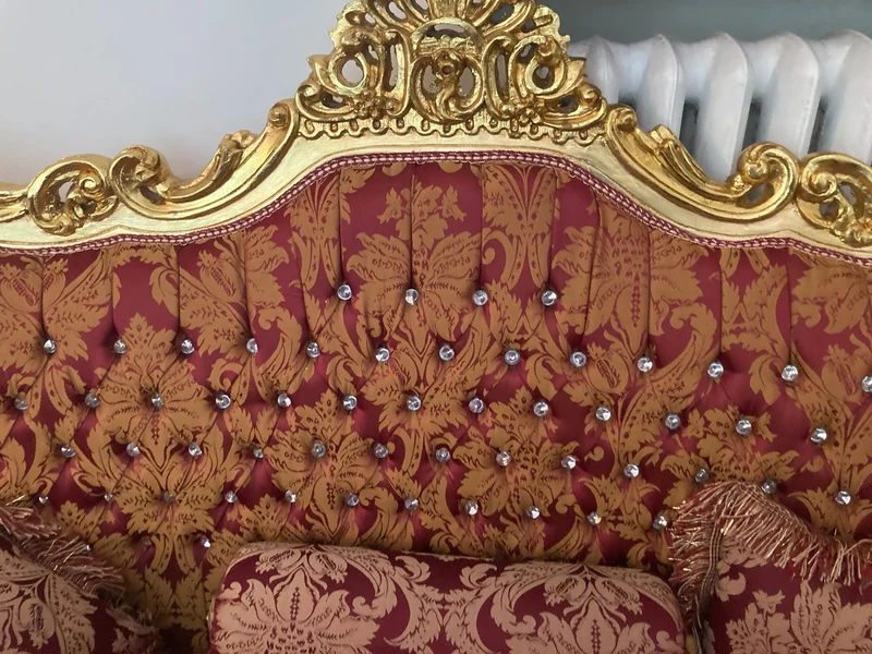 Casa Padrino Barock 2er Sofa Bordeaux Muster / Gold mit Bling Bling Glitzersteinen und Kissen - Antik Stil Wohnzimmer Möbel