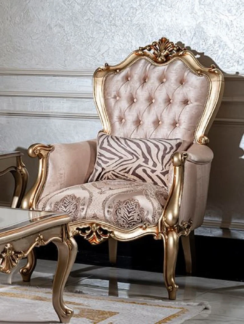 Casa Padrino Luxus Barock Wohnzimmer Set Rosa / Gold - 2 Sofas & 2 Sessel & 1 Couchtisch - Handgefertigte Wohnzimmer Möbel im Barockstil - Edel & Prunkvoll
