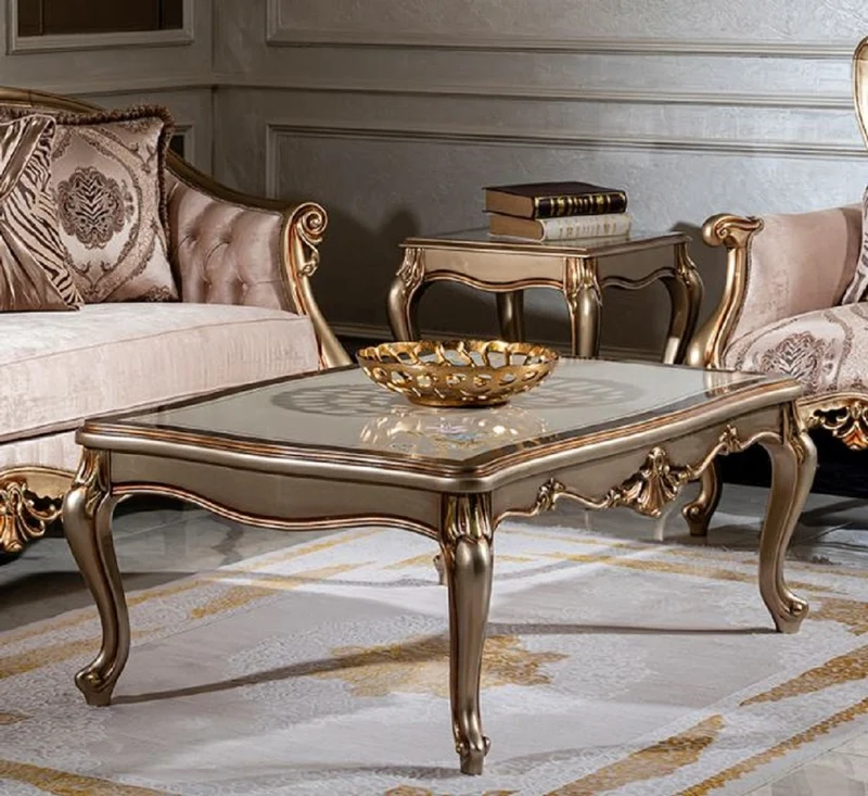 Casa Padrino Luxus Barock Wohnzimmer Set Rosa / Gold - 2 Sofas & 2 Sessel & 1 Couchtisch - Handgefertigte Wohnzimmer Möbel im Barockstil - Edel & Prunkvoll