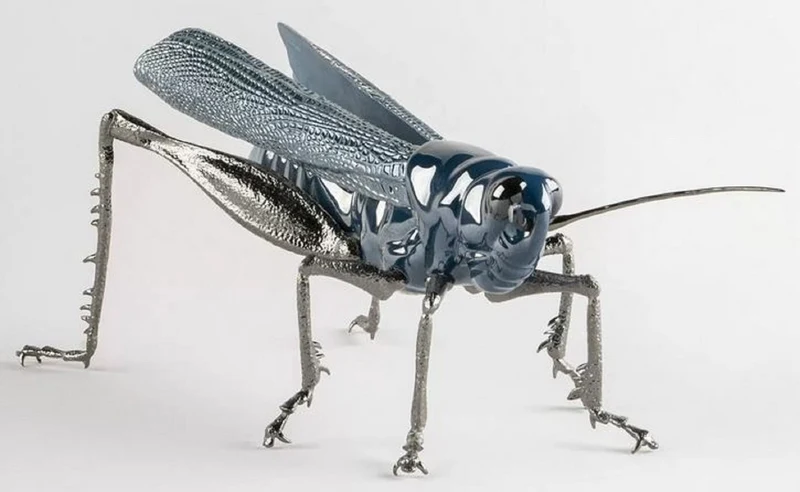 Casa Padrino Luxus Porzellan Figur Grashüpfer Blau / Silber 27 x 26 x H. 11 cm - Hochwertige Deko Skulptur - Erstklassische Qualität - Made in Spain