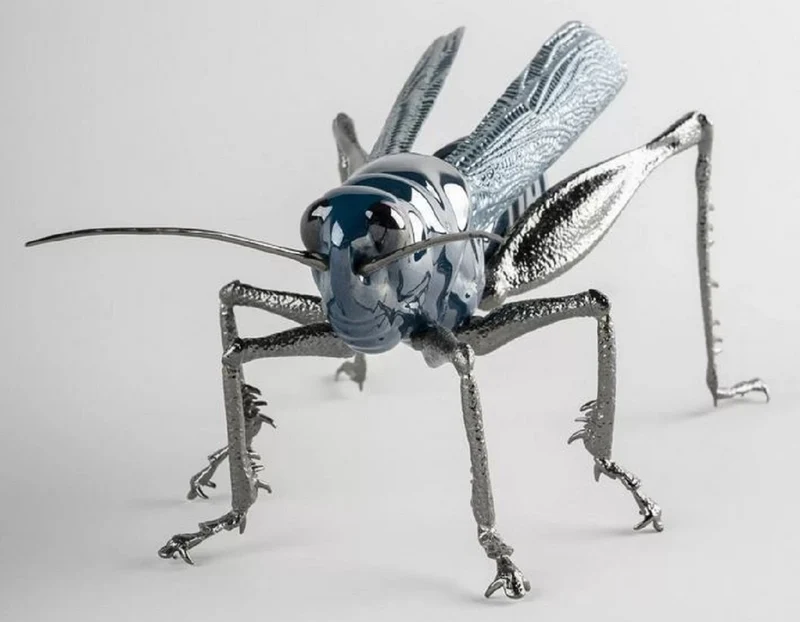 Casa Padrino Luxus Porzellan Figur Grashüpfer Blau / Silber 27 x 26 x H. 11 cm - Hochwertige Deko Skulptur - Erstklassische Qualität - Made in Spain