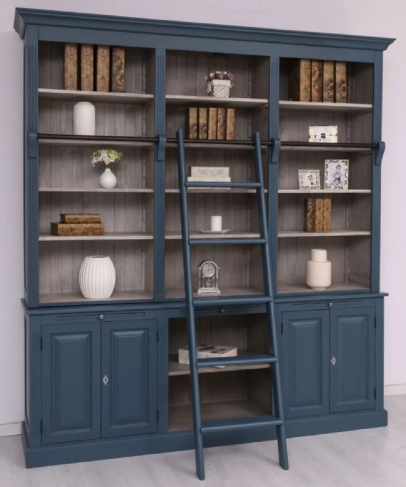 Casa Padrino Landhausstil Bücherschrank mit Leiter Blau / Grau 229 x 51 x H. 244 cm - Massivholz Schrank - Wohnzimmerschrank - Regalschrank - Büroschrank - Landhausstil Möbel