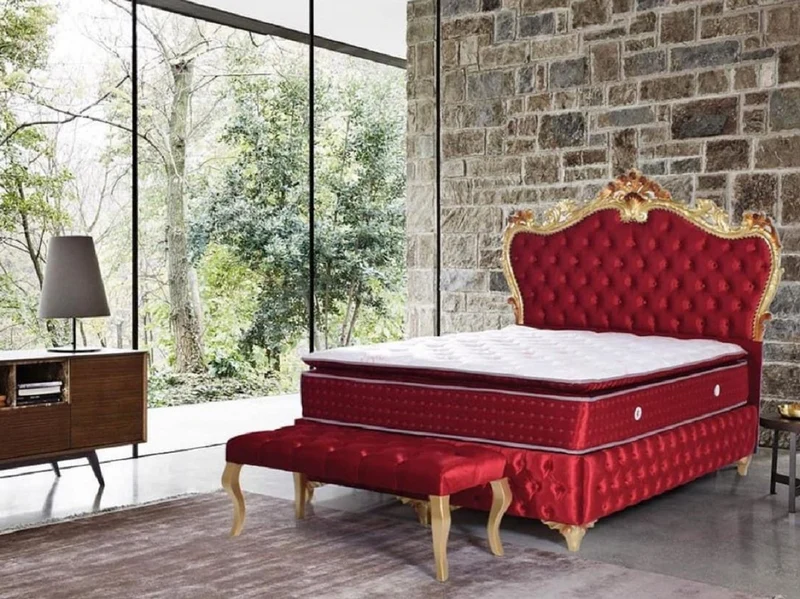 Casa Padrino Barock Sitzbank Rot / Gold - Gepolsterte Massivholz Bank mit edlem Samtstoff - Handgefertigte Barock Möbel - Edel & Prunkvoll