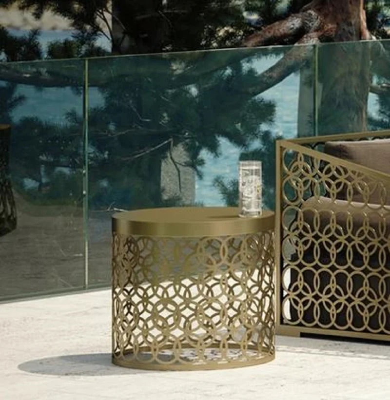 Casa Padrino Luxus Gartentisch Gold Ø 60 x H. 50 cm - Runder handgefertigter Aluminium Tisch - Garten Tisch - Terrassen Tisch - Hotel Möbel - Luxus Qualität