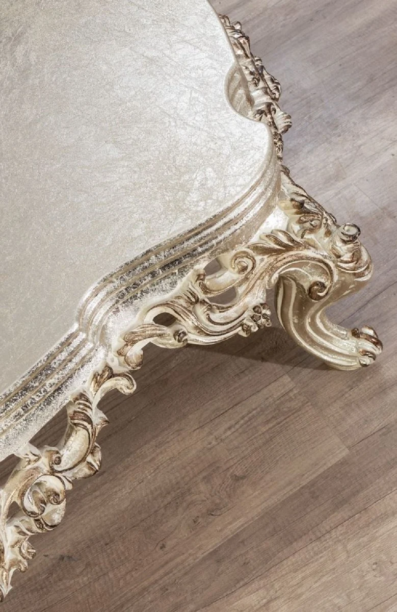 Casa Padrino Luxus Barock Wohnzimmer Set Cremefarben / Beige / Antik Gold - 2 Sofas & 2 Sessel & 1 Couchtisch - Handgefertigte Wohnzimmer Möbel im Barockstil - Edel & Prunkvoll