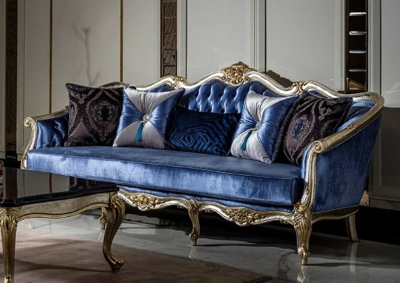 Casa Padrino Luxus Barock Wohnzimmer Set Blau / Silber / Gold - 2 Sofas & 2 Sessel & 1 Couchtisch - Prunkvolle Wohnzimmer Möbel im Barockstil