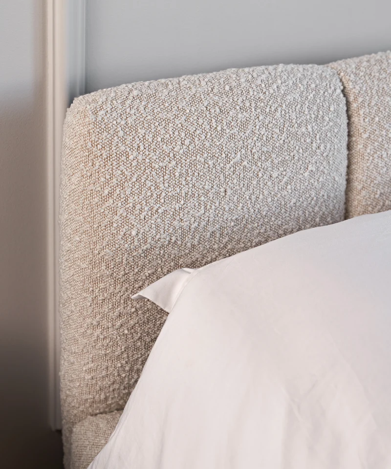 Gepolstertes Bett 120x200 cm Cloudy Low in hellbeigem Bouclé