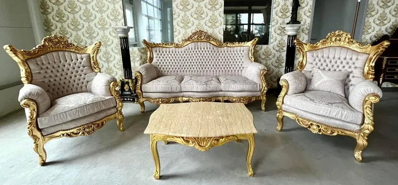 Casa Padrino Barock Wohnzimmer Set Grau Muster / Gold - 1 Barock Sofa & 2 Barock Sessel - Wohnzimmer Möbel im Barockstil - Barock Möbel - Barock Wohnzimmer Einrichtung